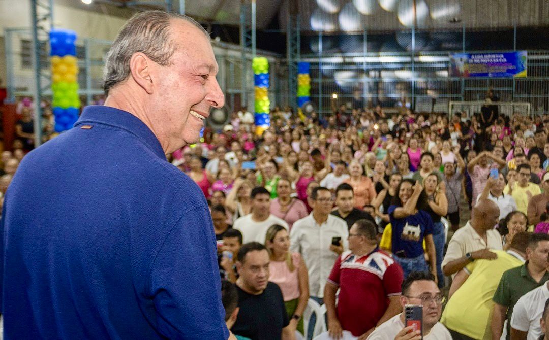 Senador Omar Aziz em evento político com apoiadores durante agenda no Amazonas