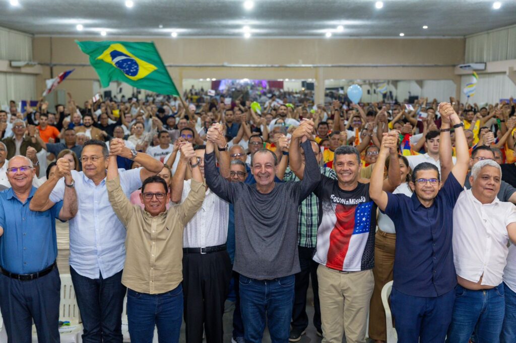 Omar Aziz ao lado de lideranças políticas durante evento com apoiadores em Manaus.