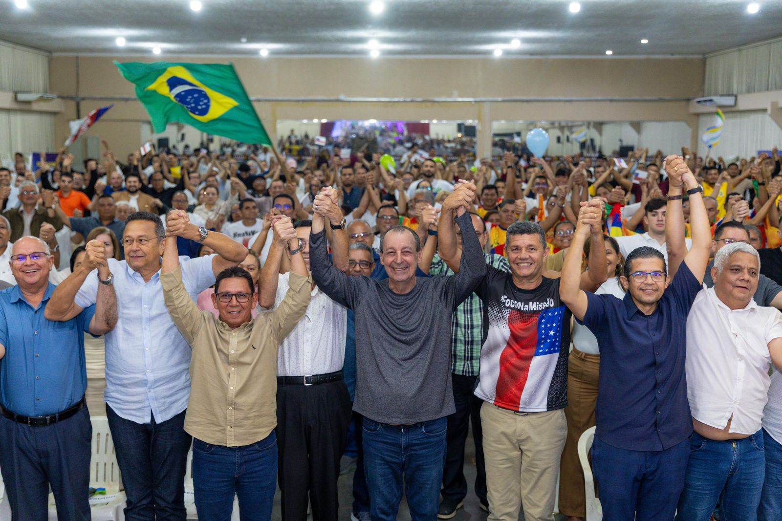 Omar Aziz ao lado de lideranças políticas durante evento com apoiadores em Manaus.