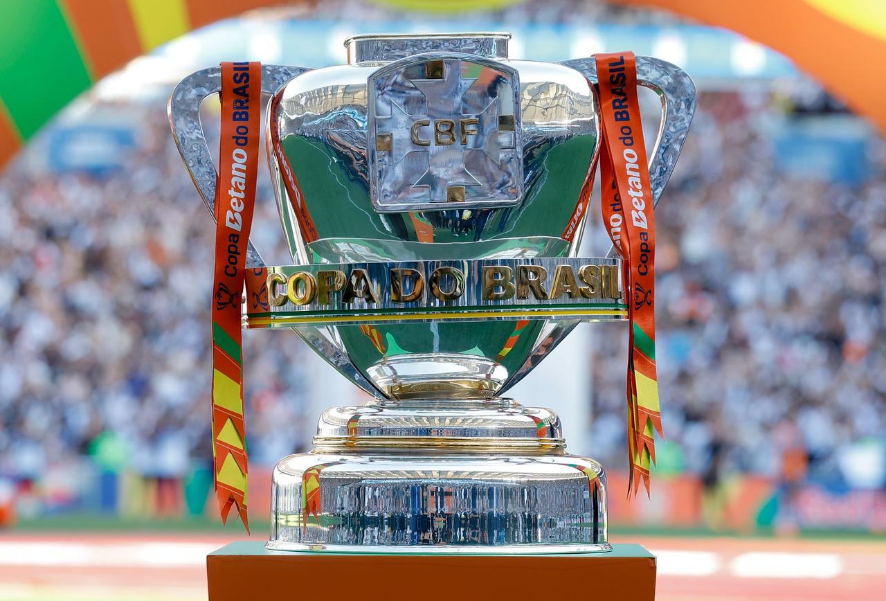 Taça da Copa do Brasil exibida em estádio; CBF sorteia confrontos da quinta fase de 2026