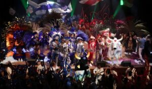 Apresentação dos bois Caprichoso e Garantido durante lançamento do 59º Festival de Parintins no Teatro Amazonas