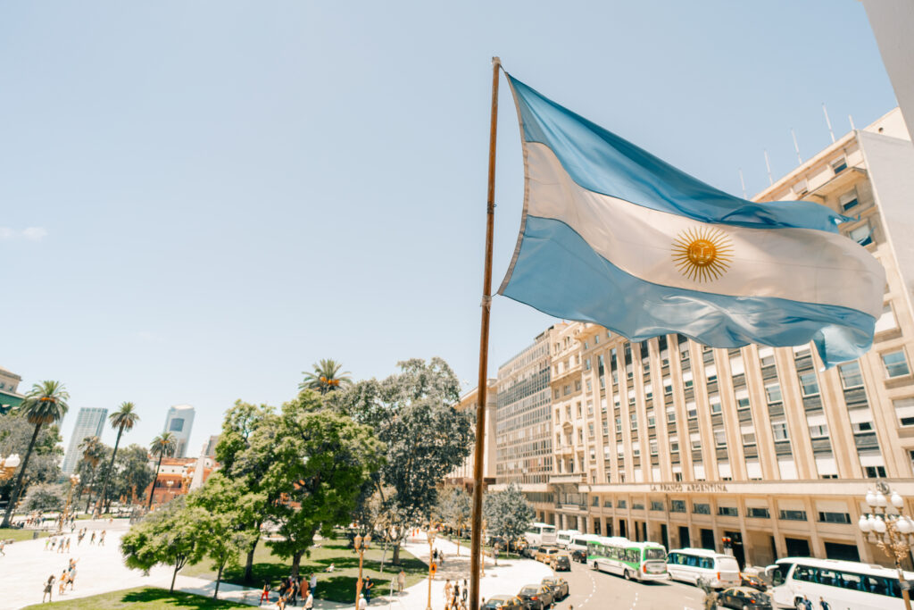 Bandeira da Argentina em praça de Buenos Aires; país votou contra resolução da ONU sobre escravidão