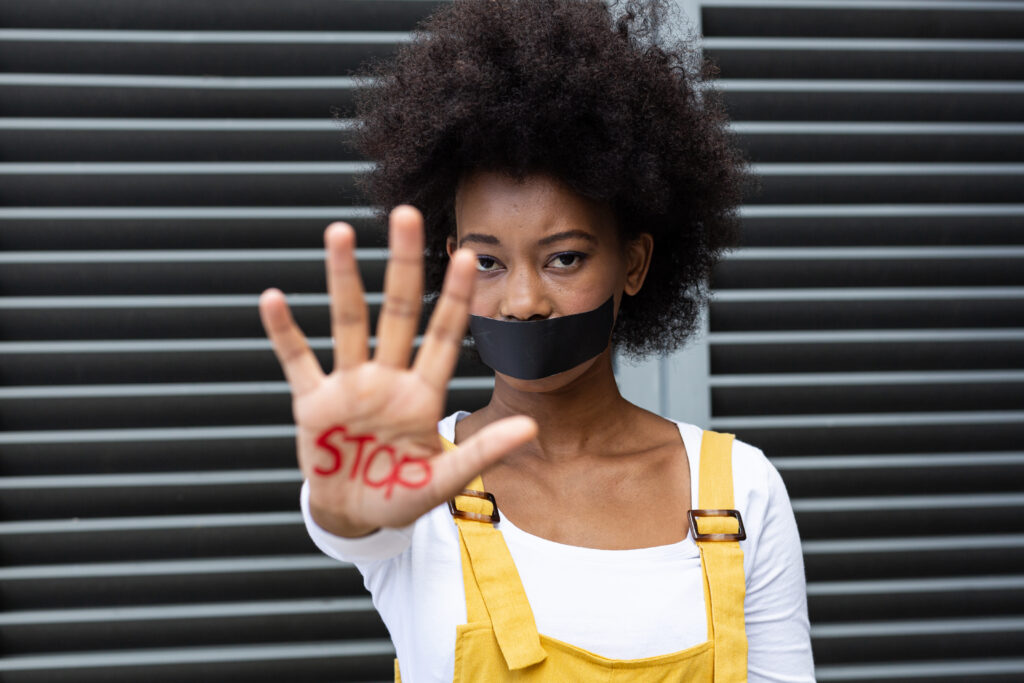 Imagem simbólica sobre desigualdade de gênero citada em pesquisa com jovens homens