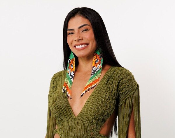Marciele Albuquerque usando vestido verde e acessórios indígenas, representando marcas amazônicas levadas ao BBB 26.
