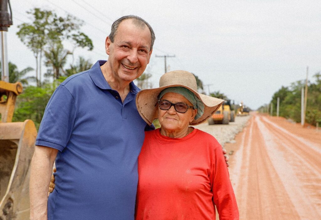 Omar Aziz em visita a trecho da BR-319 ao lado de moradora no Amazonas