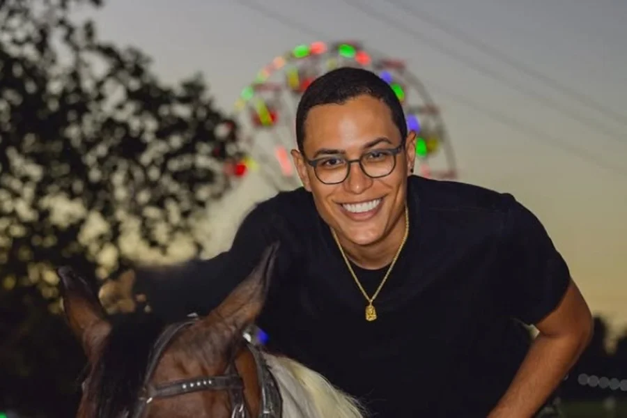 Raphael Sousa dono da Choquei sorrindo em foto