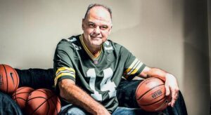 Oscar Schmidt sentado com bolas de basquete