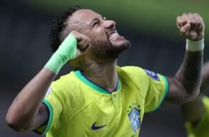 Neymar comemora durante partida da seleção brasileira após convocação para a Copa do Mundo de 2026.