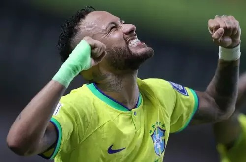 Neymar comemora durante partida da seleção brasileira após convocação para a Copa do Mundo de 2026.