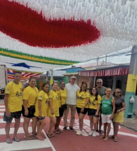 Moradores recebem equipe da FM do Povo durante visita da campanha Rua da Copa