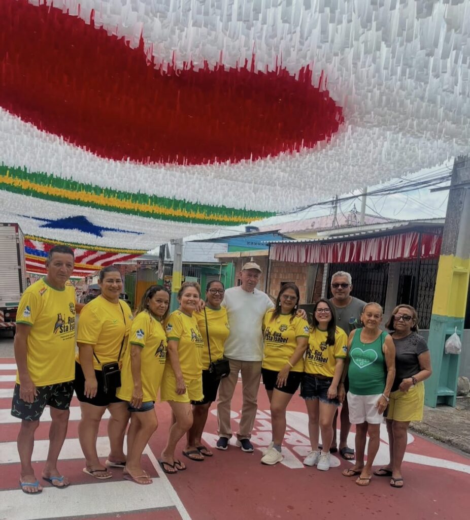 Moradores recebem equipe da FM do Povo durante visita da campanha Rua da Copa