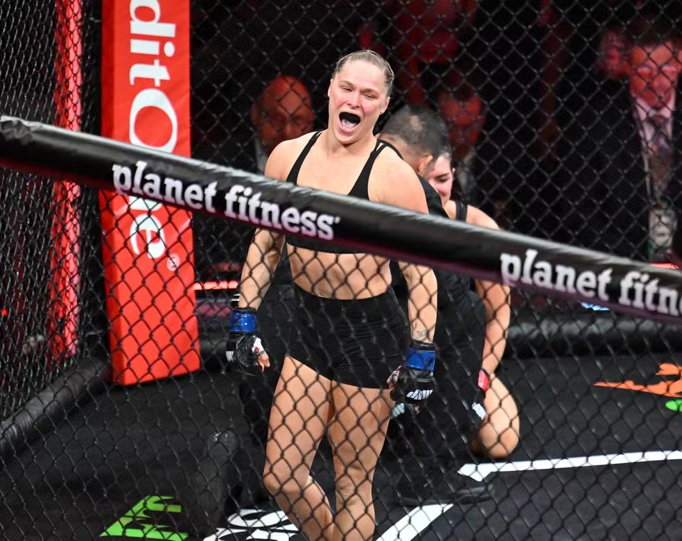 Ronda Rousey comemora vitória após finalizar Gina Carano em luta de MMA nos Estados Unidos.