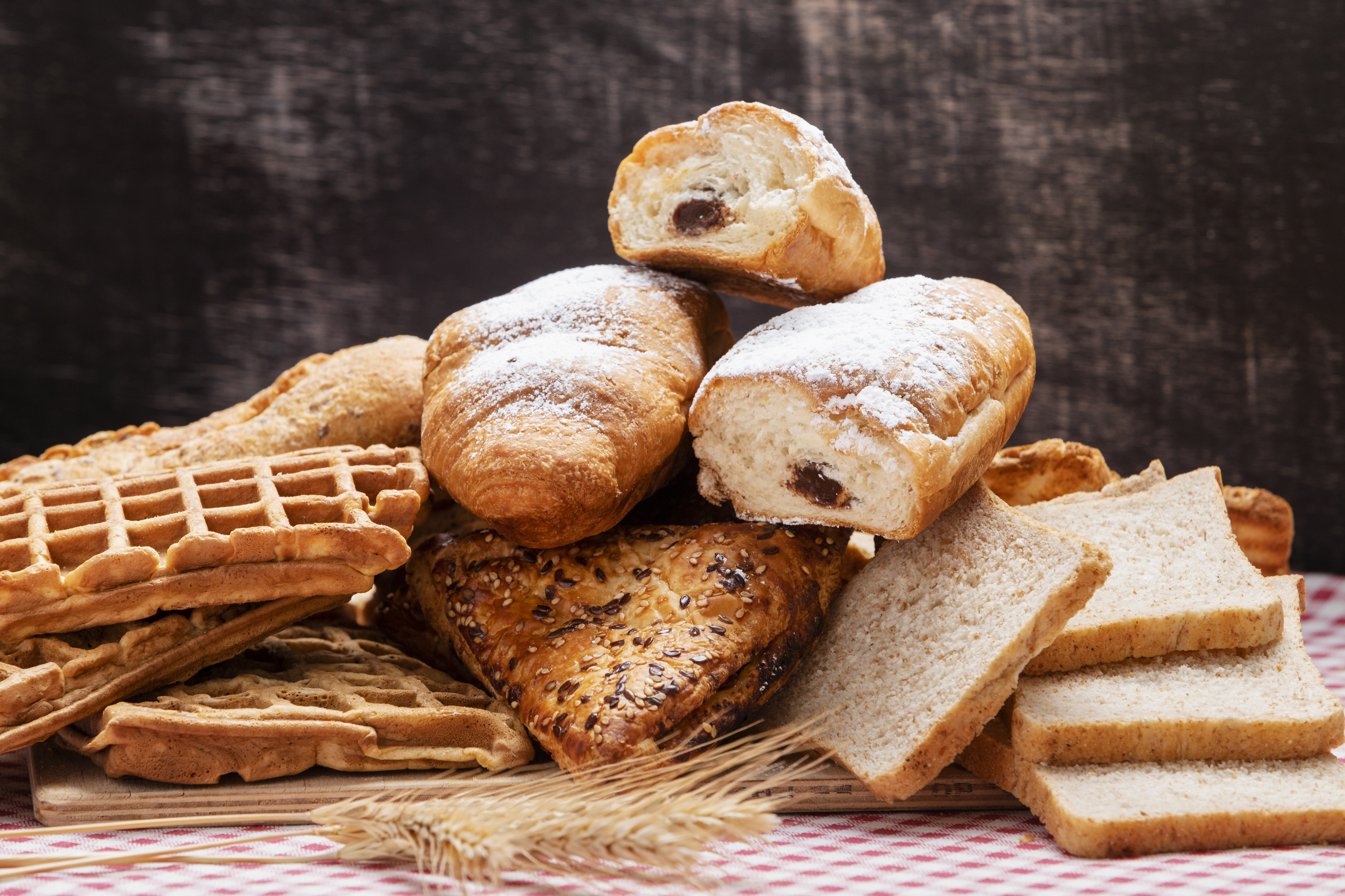 O aumento no custo do trigo, dos impostos e da logística deve provocar reajustes no preço do pão francês e de produtos como massas, bolos, biscoitos e salgados.