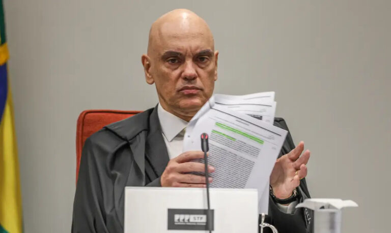 Ministro Alexandre de Moraes durante sessão do Supremo Tribunal Federal em Brasília.