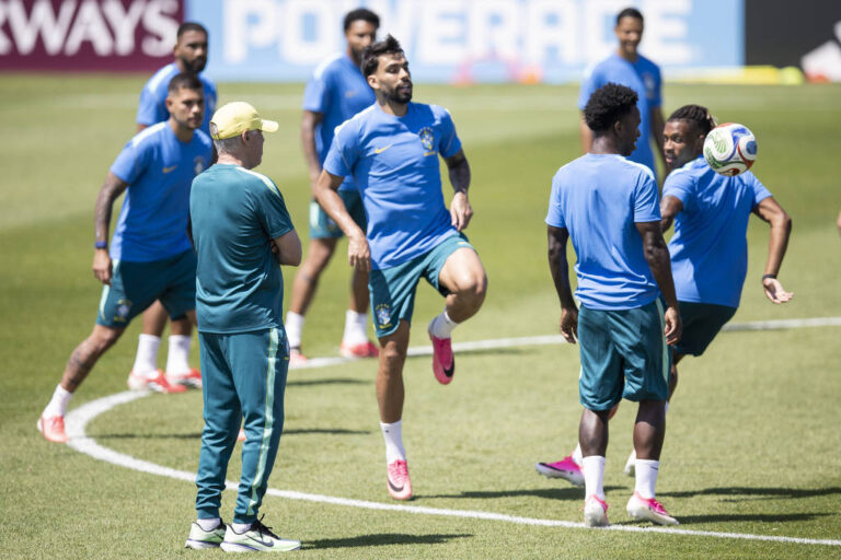 Jogadores da Seleção Brasileira treinam em campo durante preparação para o jogo contra o Haiti pela Copa do Mundo de 2026, enquanto Neymar segue fora das atividades.