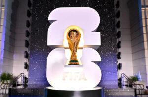 Troféu da Copa do Mundo 2026 durante evento oficial da FIFA com destaque para a agenda da Seleção Brasileira na Copa do Mundo