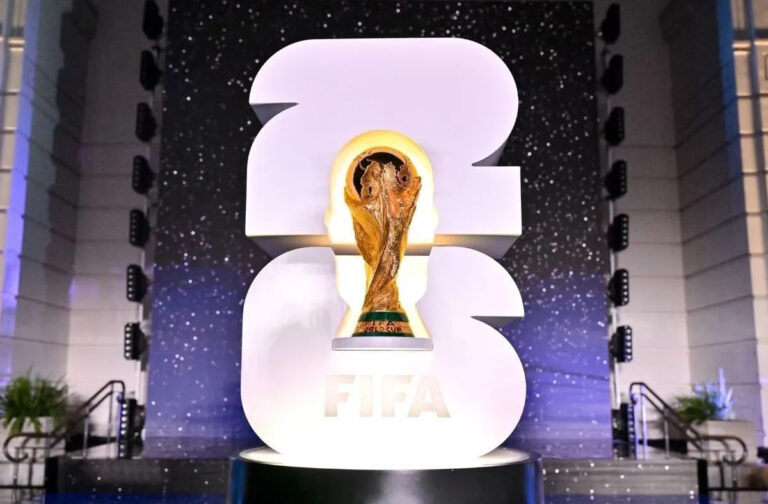 Troféu da Copa do Mundo 2026 durante evento oficial da FIFA com destaque para a agenda da Seleção Brasileira na Copa do Mundo