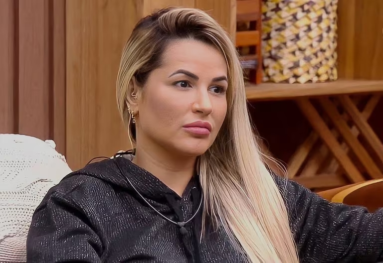 Influenciadora e advogada Deolane Bezerra durante participação em programa de televisão.