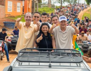 Omar Aziz, Eduardo Braga e lideranças políticas participam de carreata durante agenda de entregas e anúncios de investimentos no interior do Amazonas.