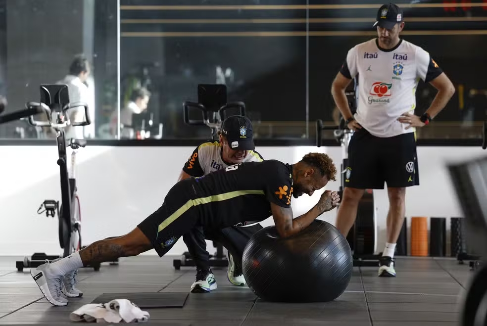 Neymar realiza trabalho de recuperação física durante tratamento para retornar aos treinos da Seleção Brasileira