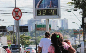 Painel mostra calor acima da média no Amazonas durante dia quente em Manaus.
