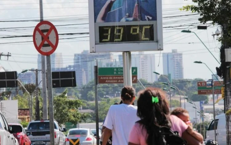 Painel mostra calor acima da média no Amazonas durante dia quente em Manaus.