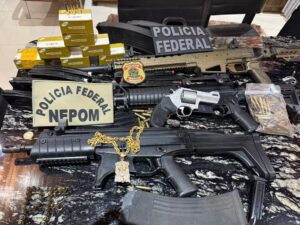 Armas apreendidas pela Polícia Federal em investigação sobre esquema milionário de garimpo ilegal no Amazonas