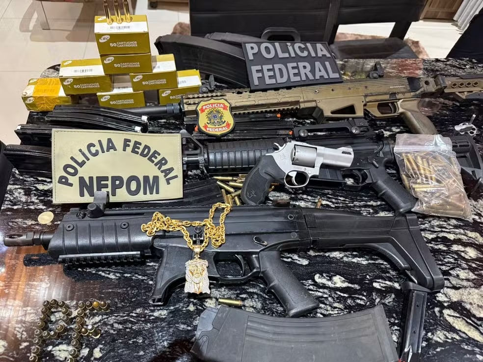 Armas apreendidas pela Polícia Federal em investigação sobre esquema milionário de garimpo ilegal no Amazonas