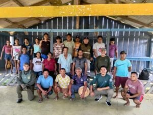 Equipe do Ibama e moradores durante ação ambiental em Barreirinha