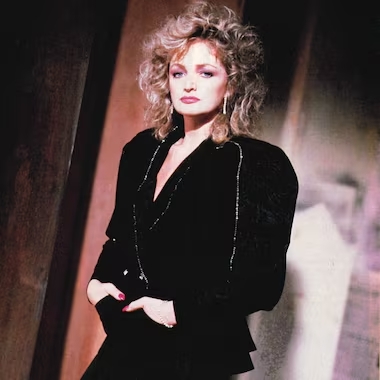 Bonnie Tyler durante apresentação; cantora de "Total Eclipse of the Heart" morre aos 75 anos.