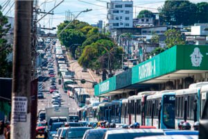 Ônibus do transporte coletivo circulando em Manaus após decisão da Justiça que determinou frota mínima durante a paralisação.