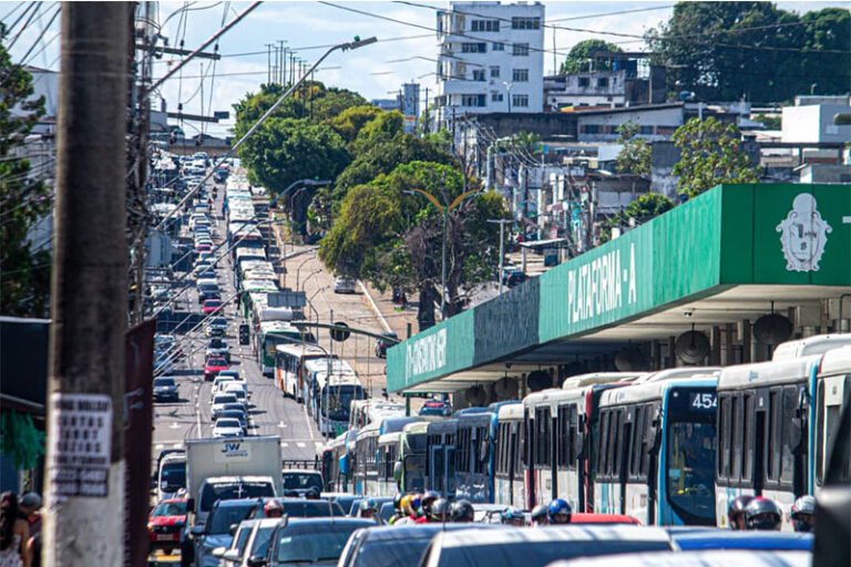 Ônibus do transporte coletivo circulando em Manaus após decisão da Justiça que determinou frota mínima durante a paralisação.