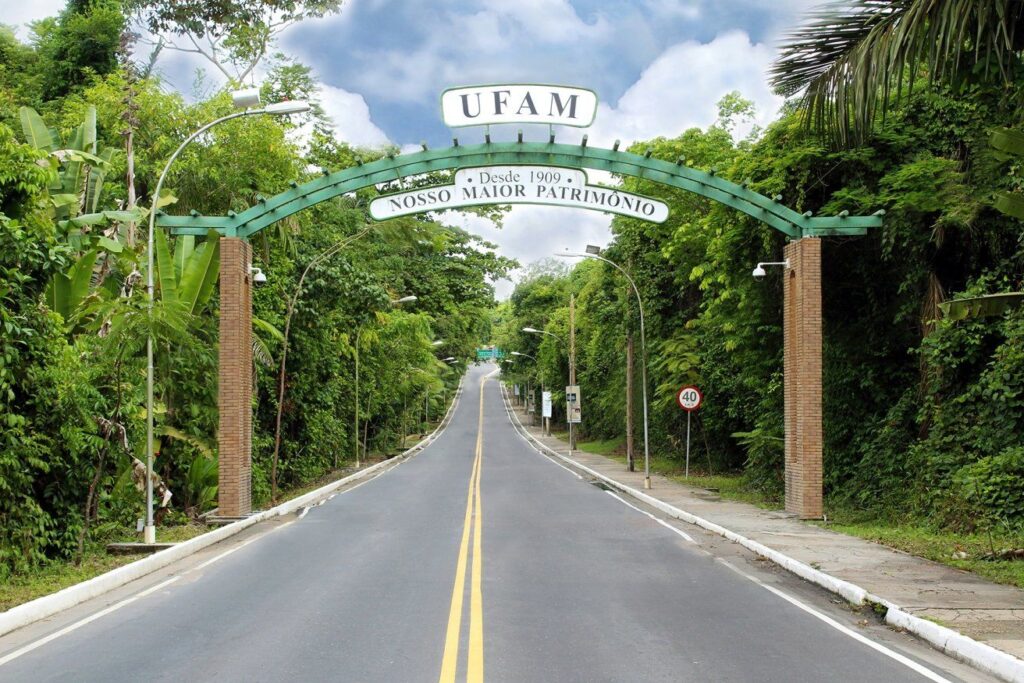 Entrada da Ufam em Manaus; universidade abre inscrições para cursos de idiomas no Amazonas com 1.280 vagas.