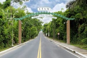 Entrada da Ufam em Manaus; universidade abre inscrições para cursos de idiomas no Amazonas com 1.280 vagas.