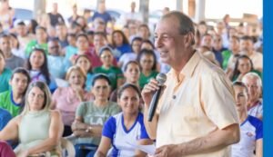 Omar Aziz durante evento no Amazonas; pesquisa aponta Omar Aziz na liderança para o Governo do Amazonas.