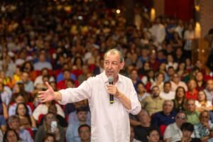 Omar Aziz apresenta plano para saúde, segurança e assistência social durante evento no Amazonas.