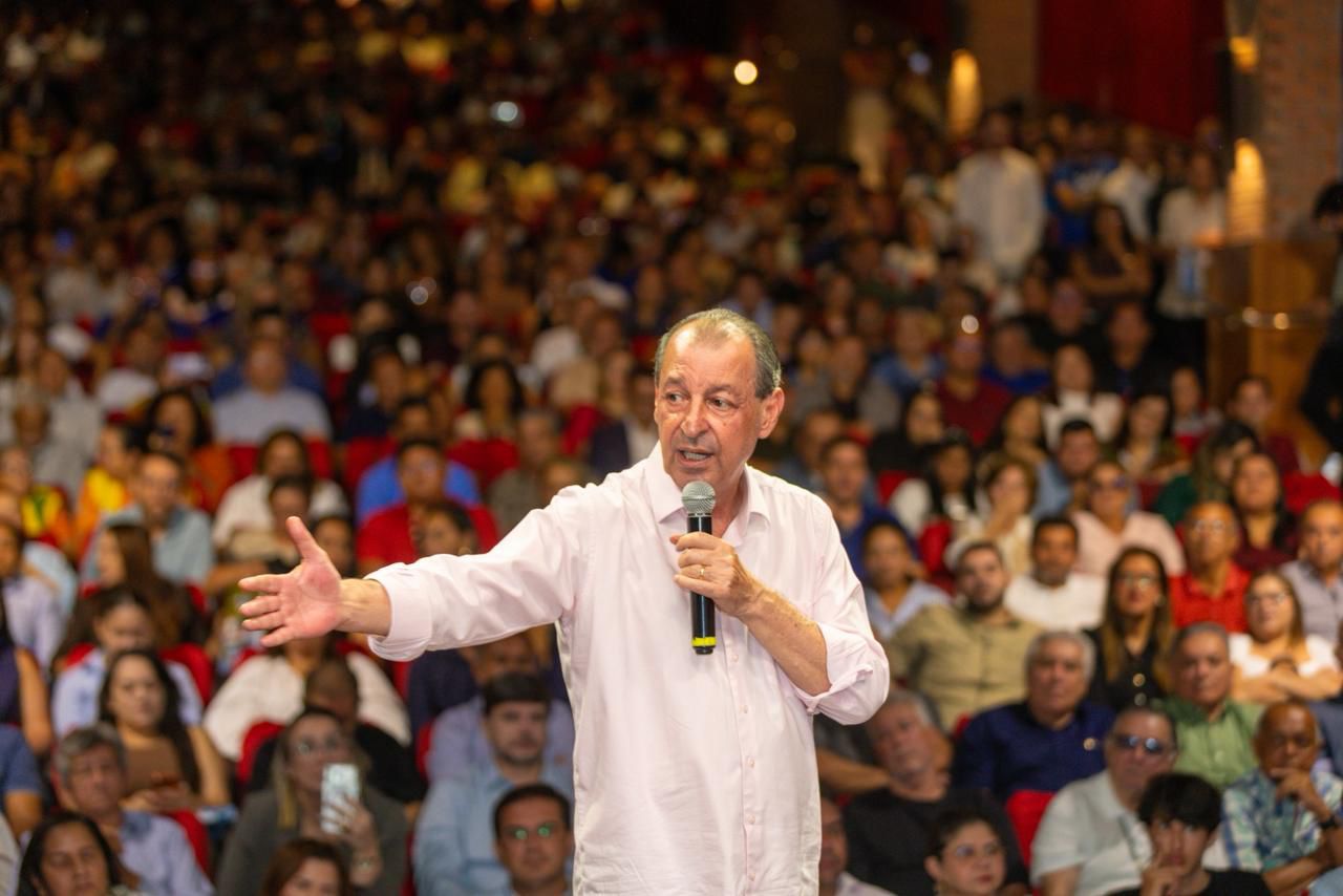 Omar Aziz apresenta plano para saúde, segurança e assistência social durante evento no Amazonas.