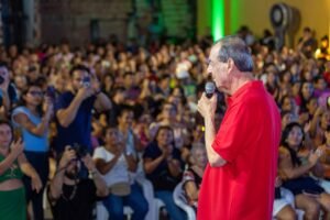 Omar Aziz discursa durante encontro com moradores em Manaus, defendendo programas habitacionais e investimentos em educação.