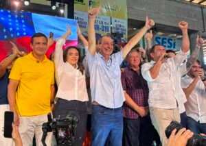 Omar Aziz e Eduardo Braga erguem os braços durante convenção que oficializou a candidatura ao Governo do Amazonas, realizada no Clube do Trabalhador do Sesi, em Manaus.