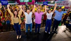 Omar Aziz durante encontro com moradores e apoiadores na Praça 14, em Manaus, onde apresentou propostas de qualificação profissional.