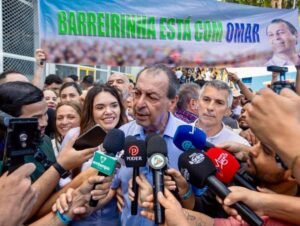 Omar Aziz durante entrevista à imprensa ao apresentar propostas para ampliar a saúde no interior do Amazonas.