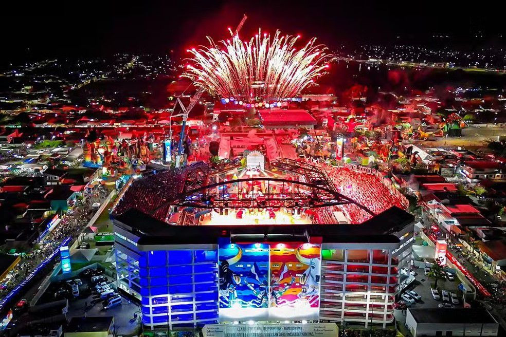 Bumbódromo recebe disputa entre Caprichoso e Garantido no Festival de Parintins