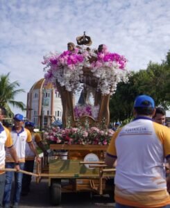 Imagem de Nossa Senhora de Nazaré durante procissão do Círio de Nazaré em Manaus.