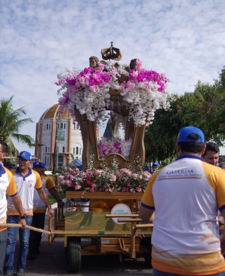 Imagem de Nossa Senhora de Nazaré durante procissão do Círio de Nazaré em Manaus.