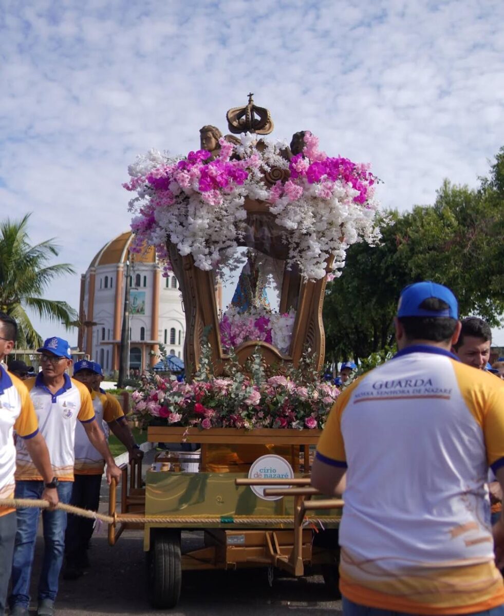 Imagem de Nossa Senhora de Nazaré durante procissão do Círio de Nazaré em Manaus.