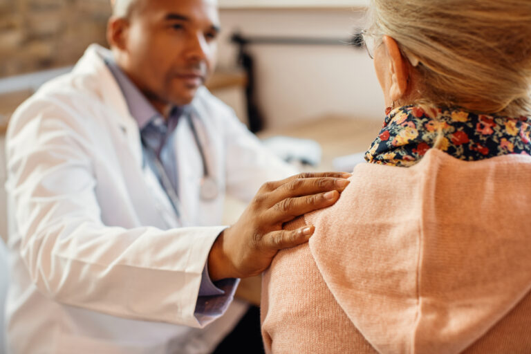 Médico conversa com paciente durante consulta; pesquisa aponta despreparo para comunicar más notícias.