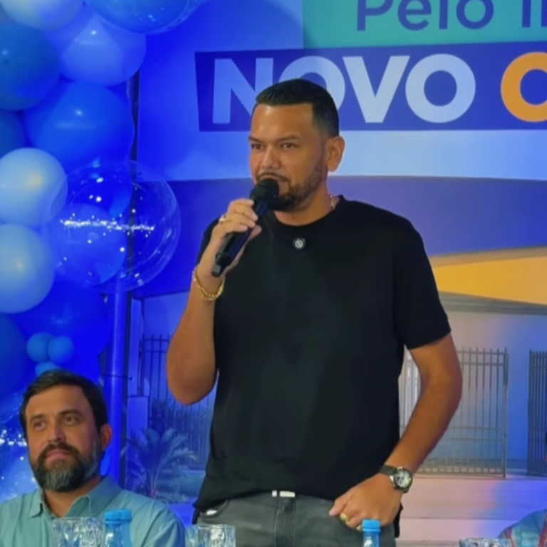 Prefeito Emerson Melo durante assinatura de convênio para o Centro do Idoso de Beruri
