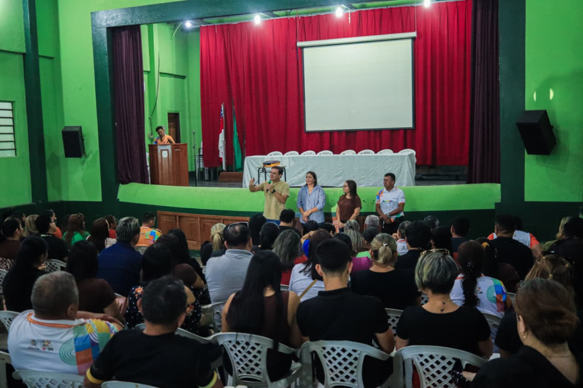 Encontro de gestores e profissionais da educação municipal de Parintins