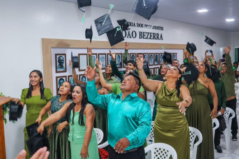 Formatura de alunos da Educação de Jovens e Adultos em Barreirinha
