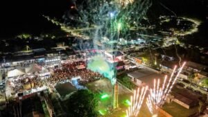 Fogueira de 26 metros durante festa na Vila de Lindóia, em Itacoatiara